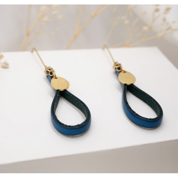 Blauwe leren oorbellen met gouden kwastje