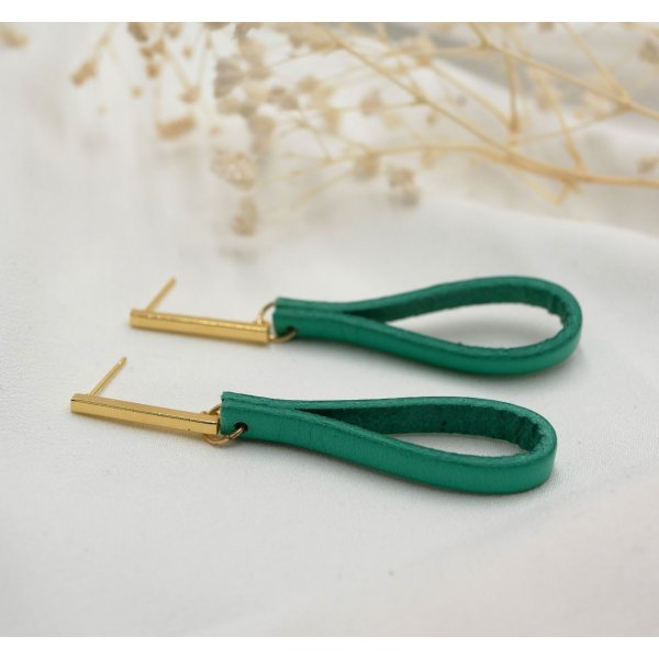 Jade leren oorbellen met lange gouden rechthoekige knopjes