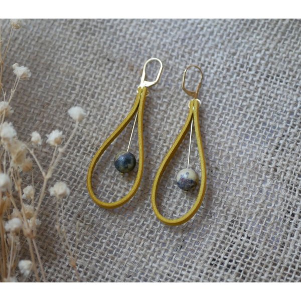 Oorbellen van mosterdgeel leer en edelsteen 