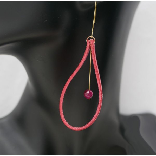 Koraalrode leren oorbellen met bijpassende parels