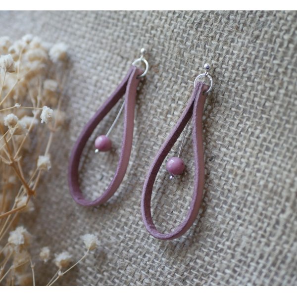 Oude rozenleer oorbellen aan 925 zilveren knopjes 