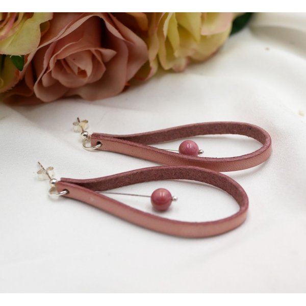 Oude rozenleer oorbellen aan 925 zilveren knopjes 