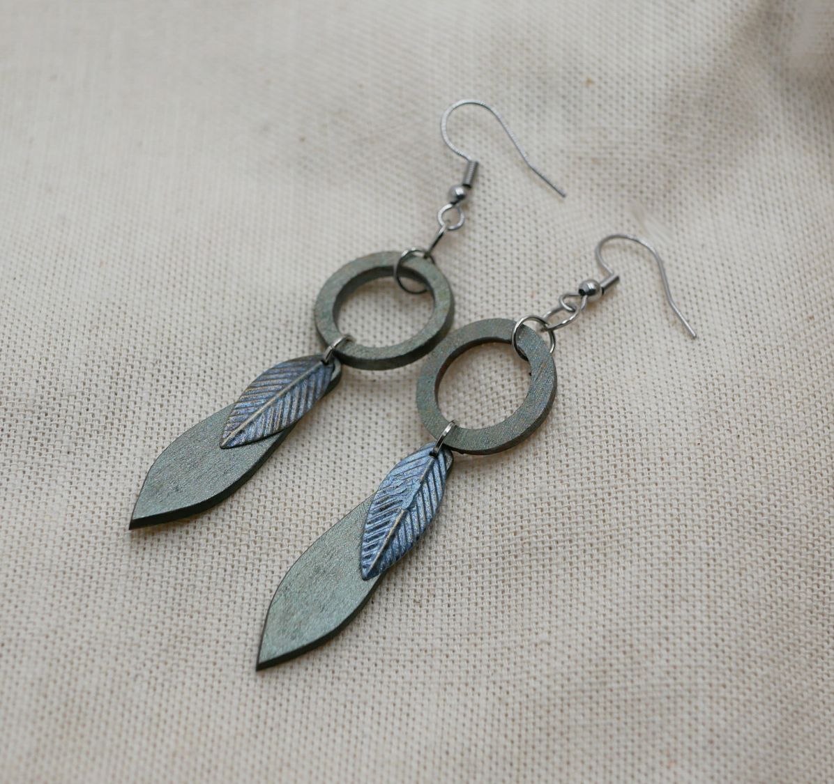 Oorbellen van hout en metalen bladeren met grijsgroene patina