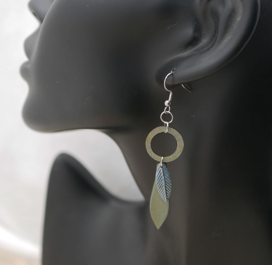 Oorbellen van hout en metalen bladeren met grijsgroene patina