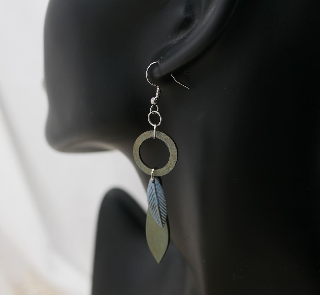 Oorbellen van hout en metalen bladeren met grijsgroene patina