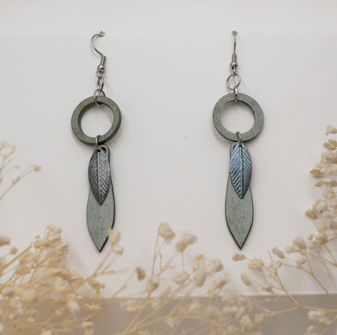 Oorbellen van hout en metalen bladeren met grijsgroene patina