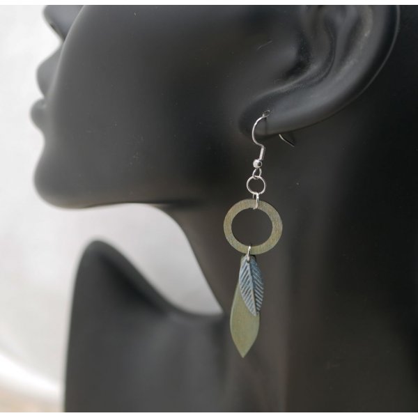 Oorbellen van hout en metalen bladeren met grijsgroene patina