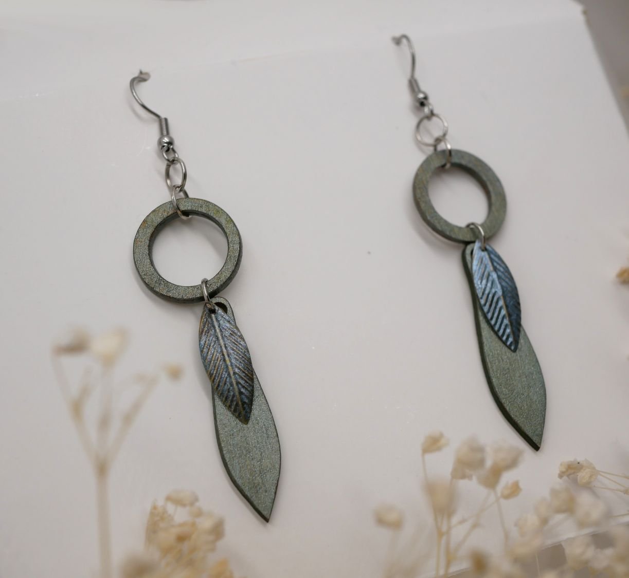 Oorbellen van hout en metalen bladeren met grijsgroene patina