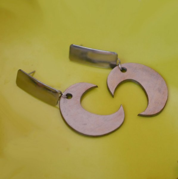 Verzilverd gepatineerd hout oorbellen 