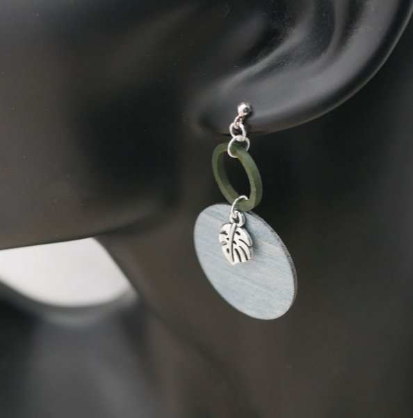 Grijze en groene monstera bladeren grafische oorbellen