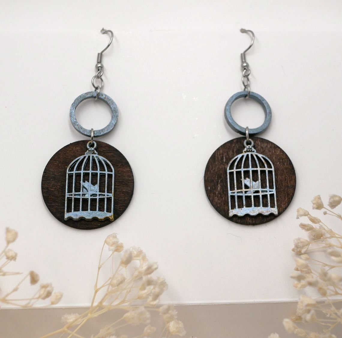 Grafische walnoothouten oorbellen met vogelkooi hanger
