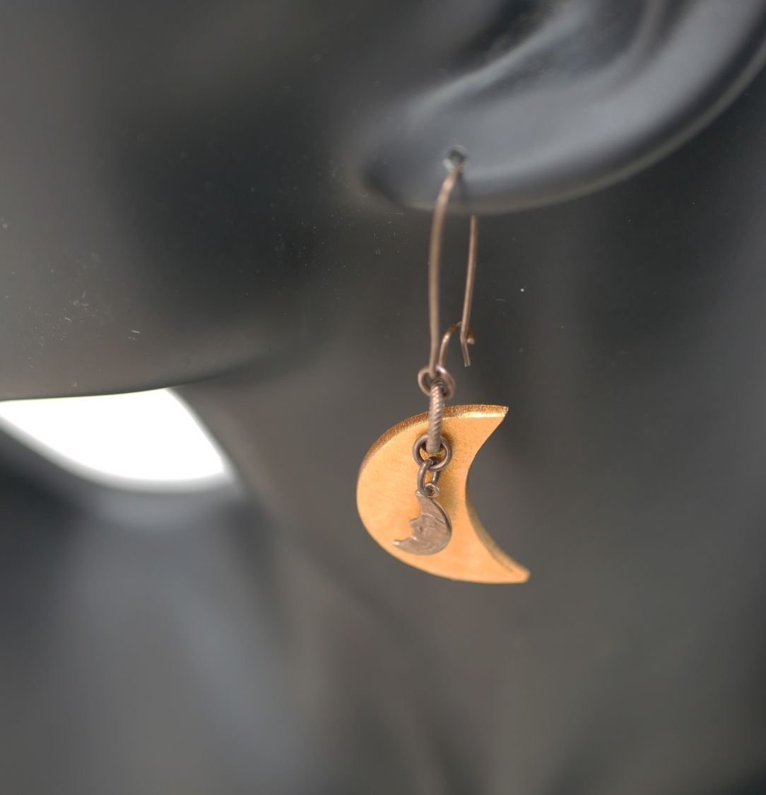 Houten maan oorbellen met messing bedels