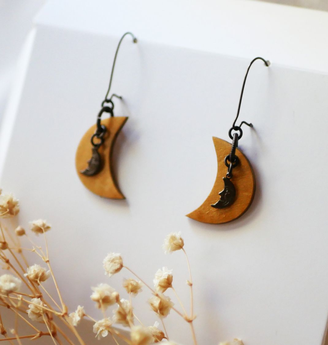 Houten maan oorbellen met messing bedels
