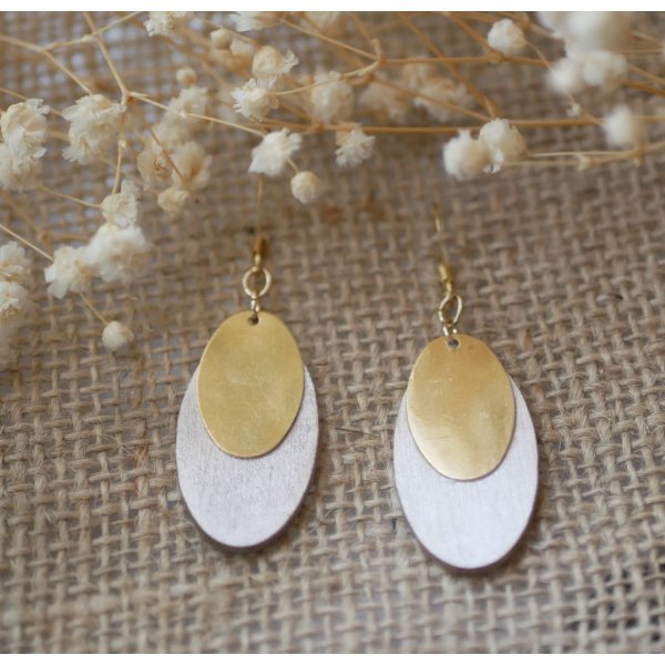 Boucles d'oreilles ovales en bois blanc et sequins dor&eacute;s