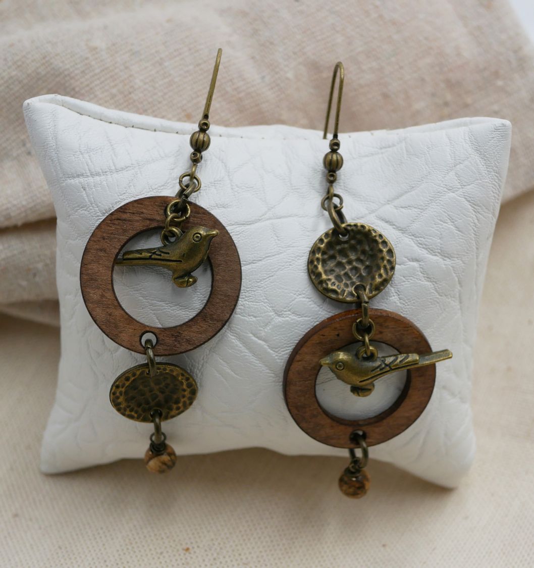 Houten oorbellen met messing vogels