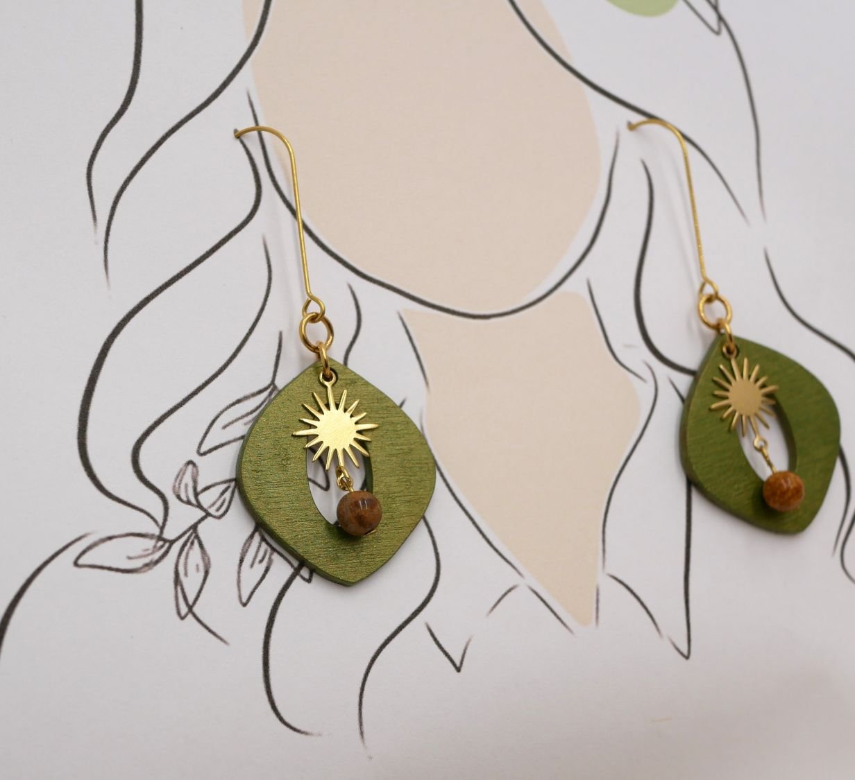 Groen metallic hout en gouden zon hanger oorbellen