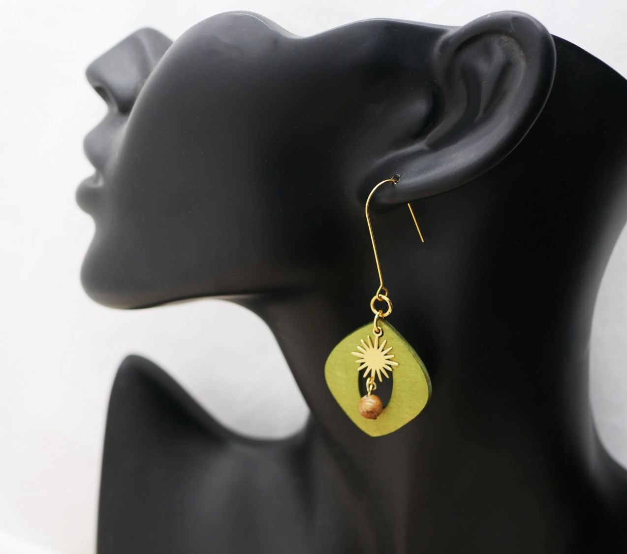 Groen metallic hout en gouden zon hanger oorbellen