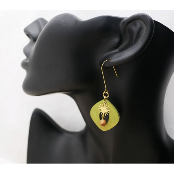 Groen metallic hout en gouden zon hanger oorbellen