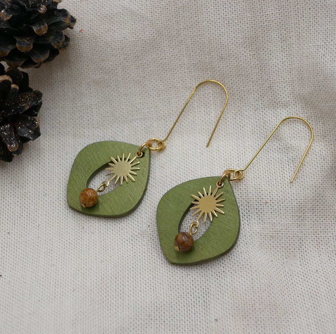 Groen metallic hout en gouden zon hanger oorbellen
