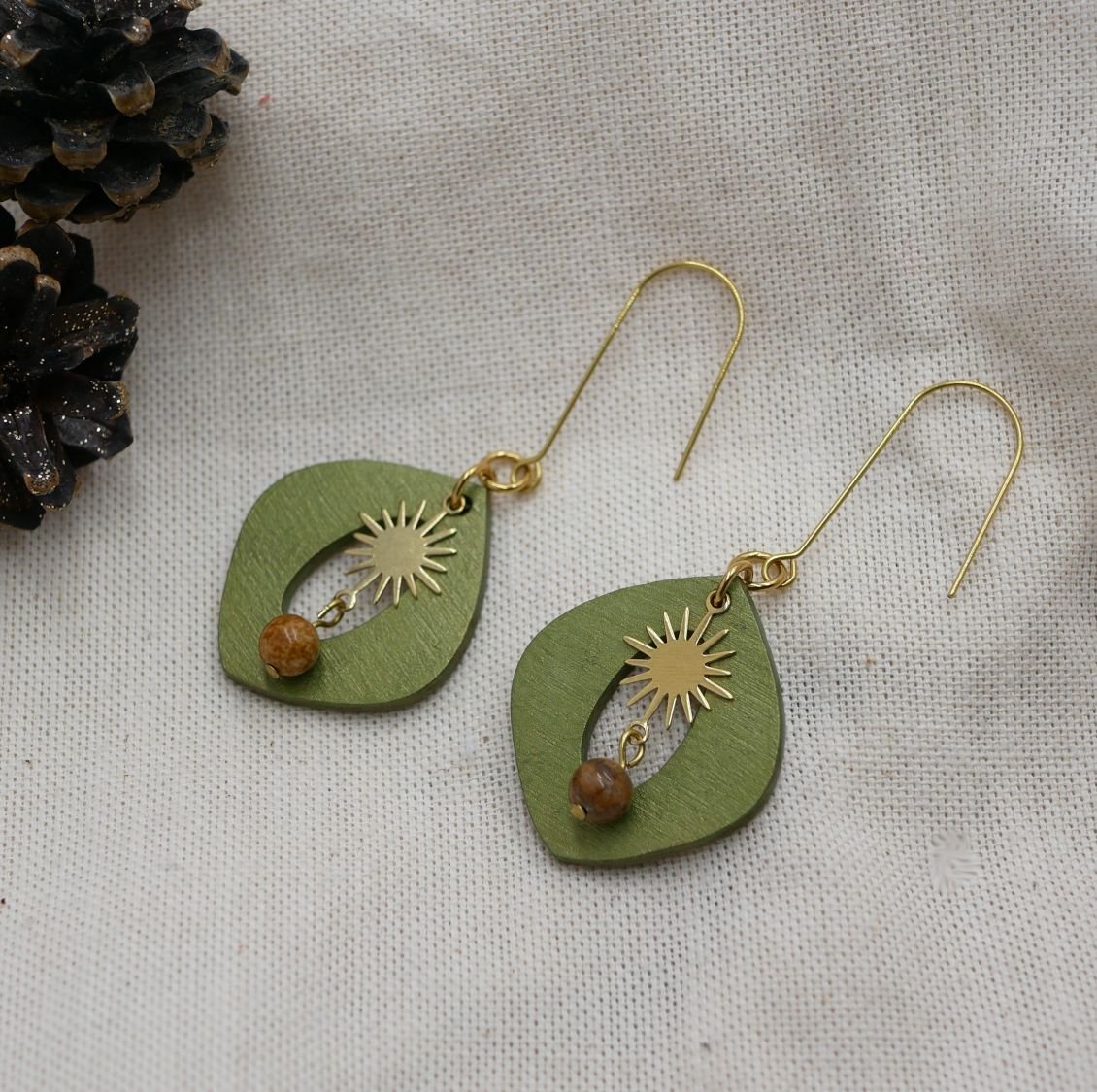 Groen metallic hout en gouden zon hanger oorbellen
