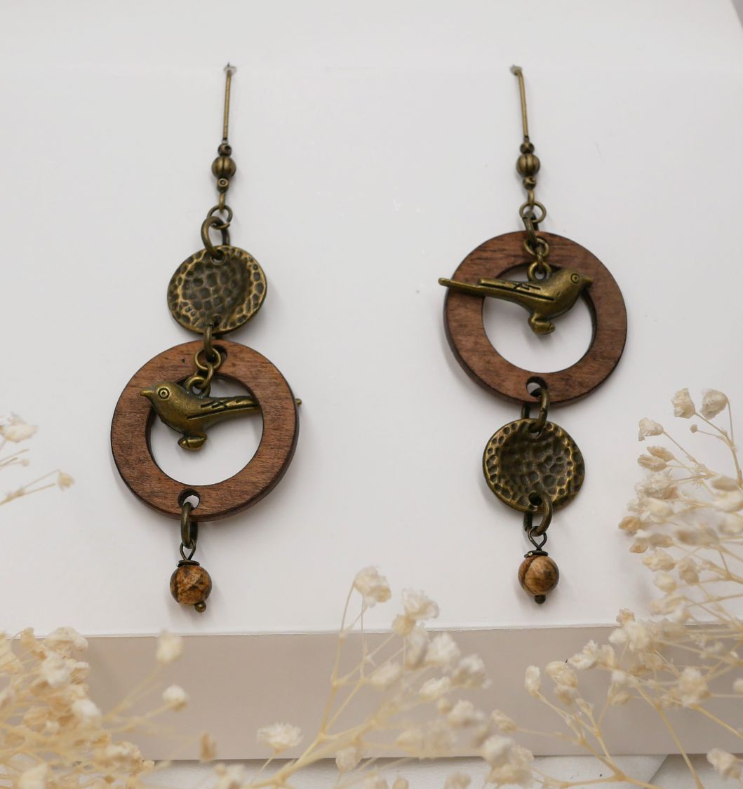 Houten oorbellen met messing vogels