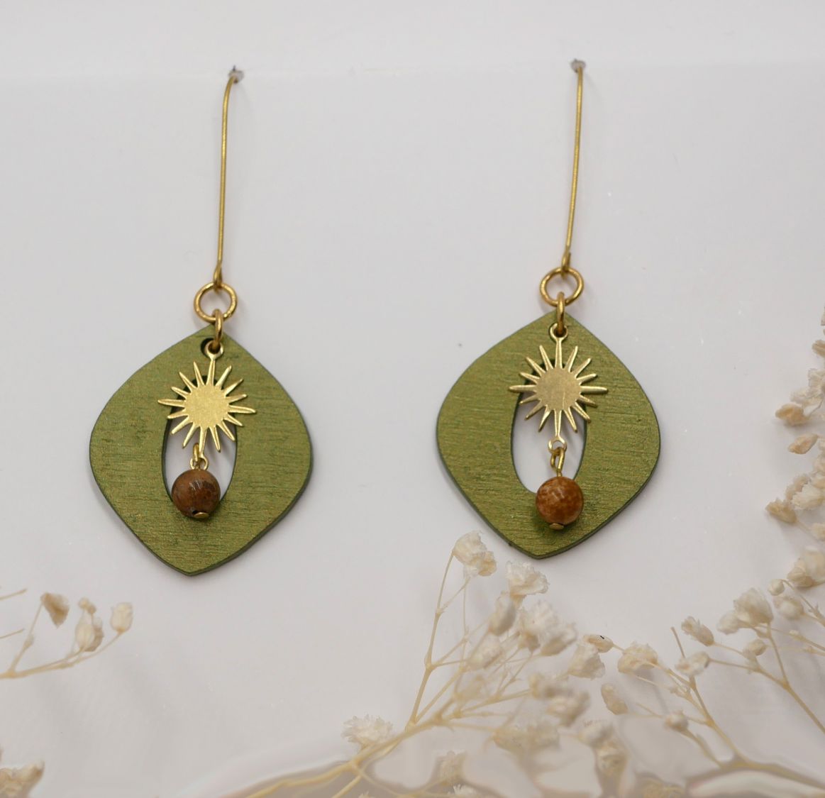 Groen metallic hout en gouden zon hanger oorbellen