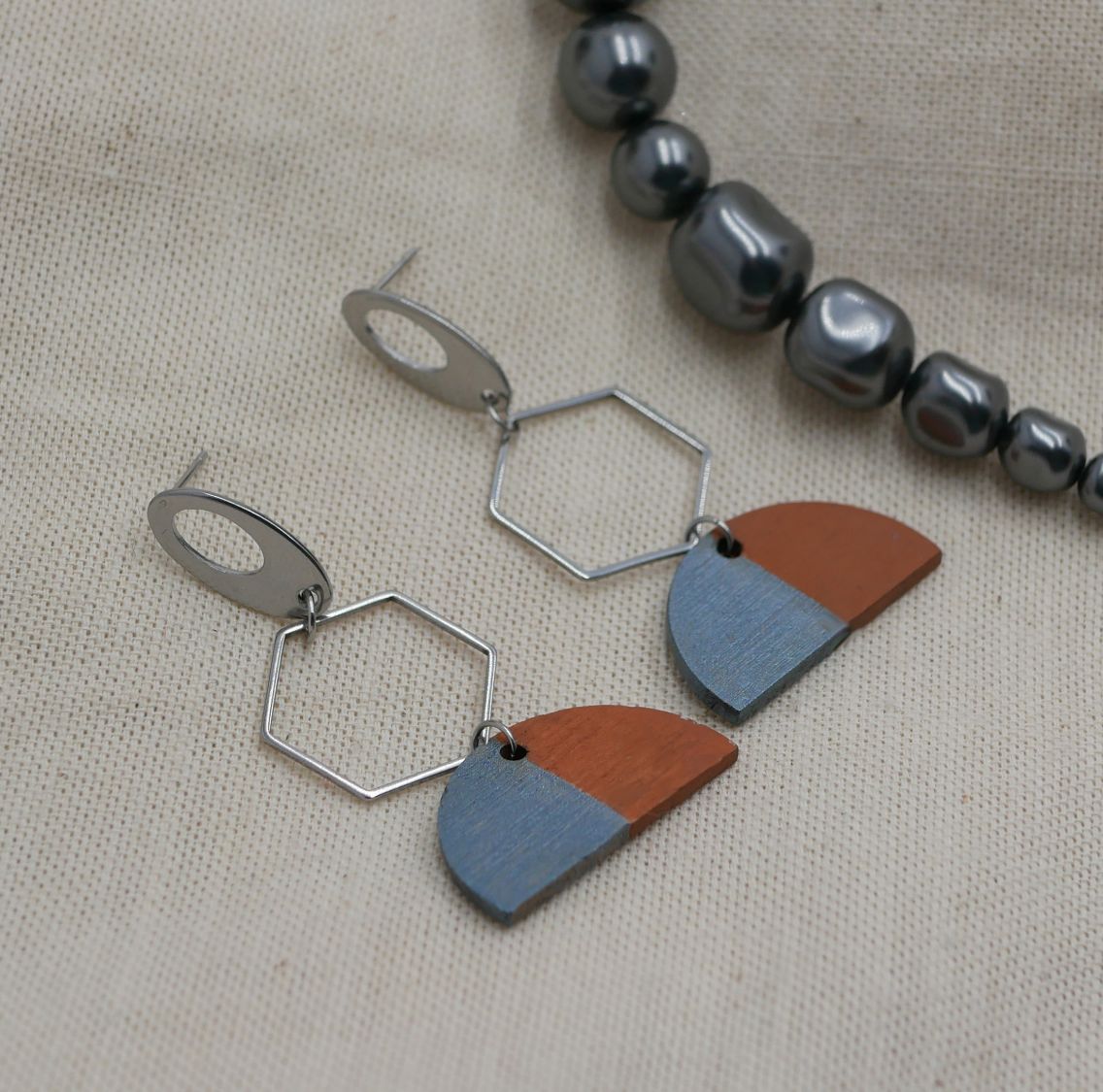 Grijze en bruine geometrische hanger oorbellen