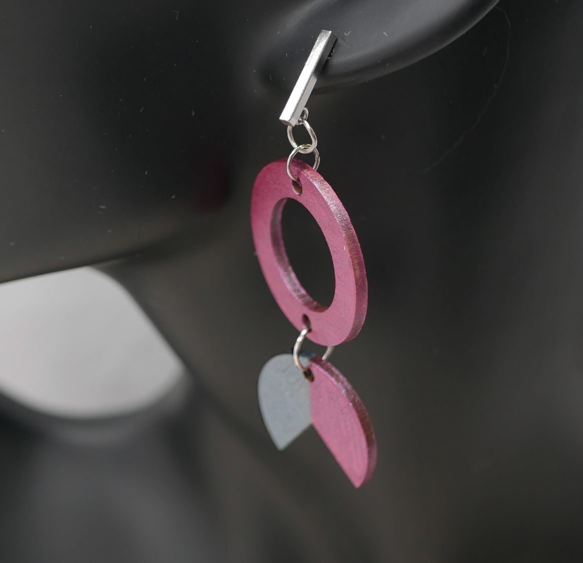 Houten geometrische hanger oorbellen Fuchsia en Grijs
