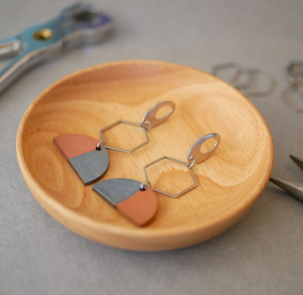 Grijze en bruine geometrische hanger oorbellen
