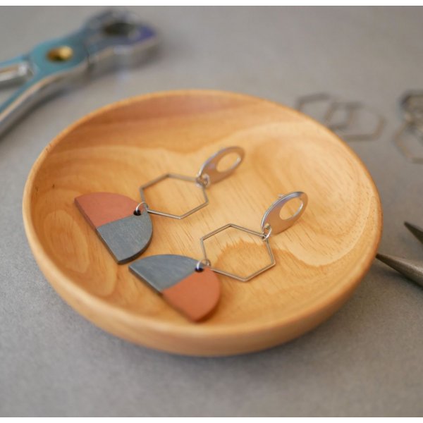 Grijze en bruine geometrische hanger oorbellen