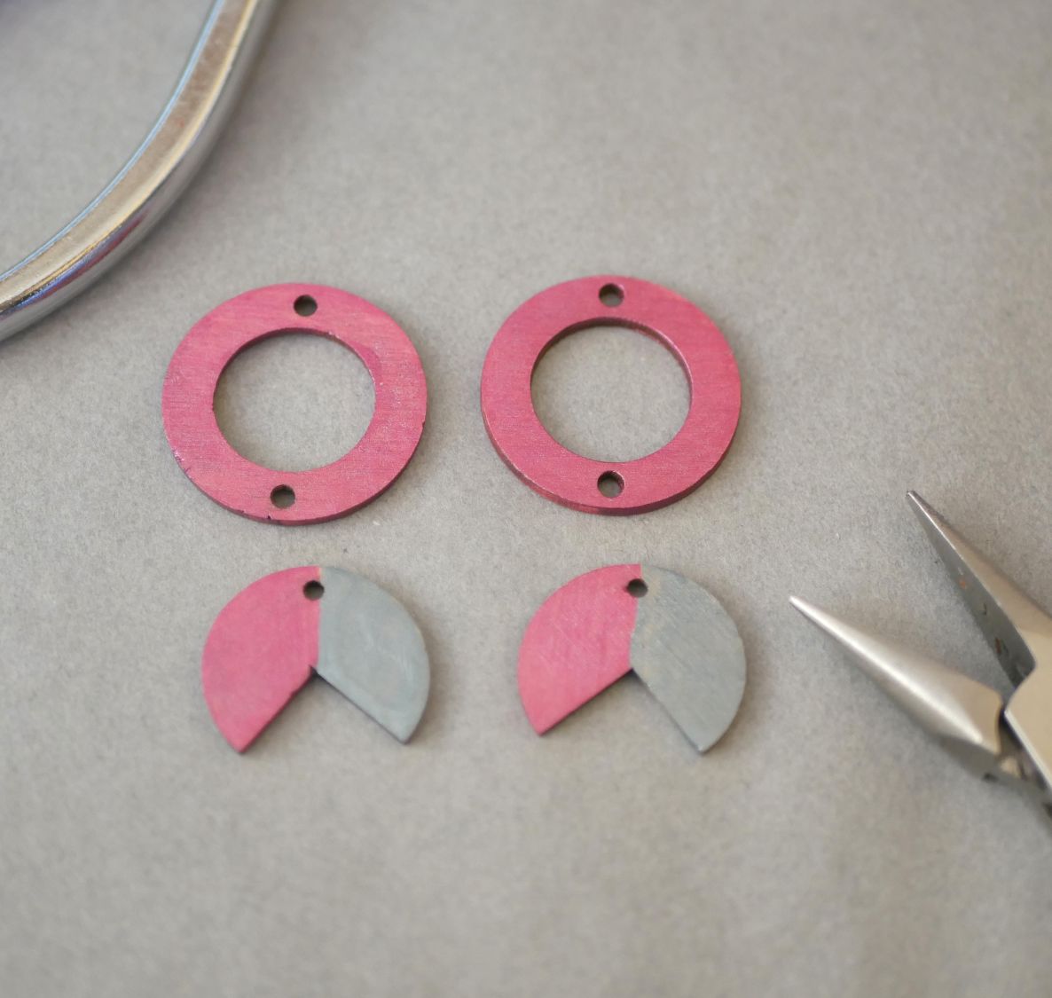 Houten geometrische hanger oorbellen Fuchsia en Grijs