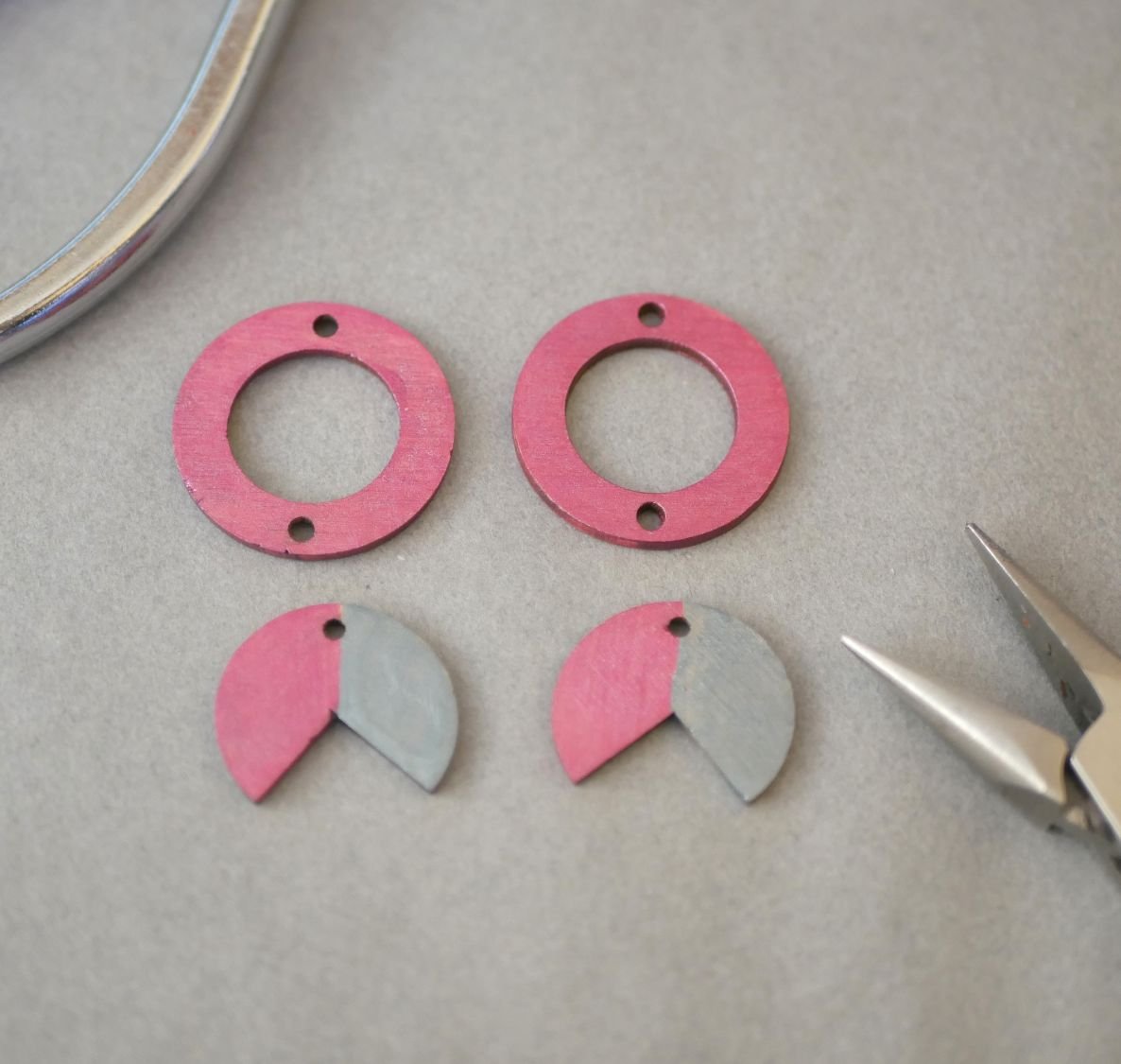 Houten geometrische hanger oorbellen Fuchsia en Grijs