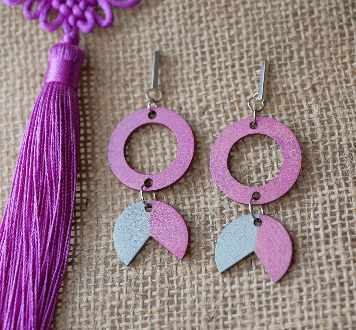 Houten geometrische hanger oorbellen Fuchsia en Grijs