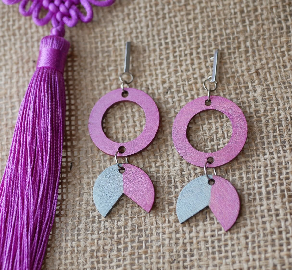 Houten geometrische hanger oorbellen Fuchsia en Grijs