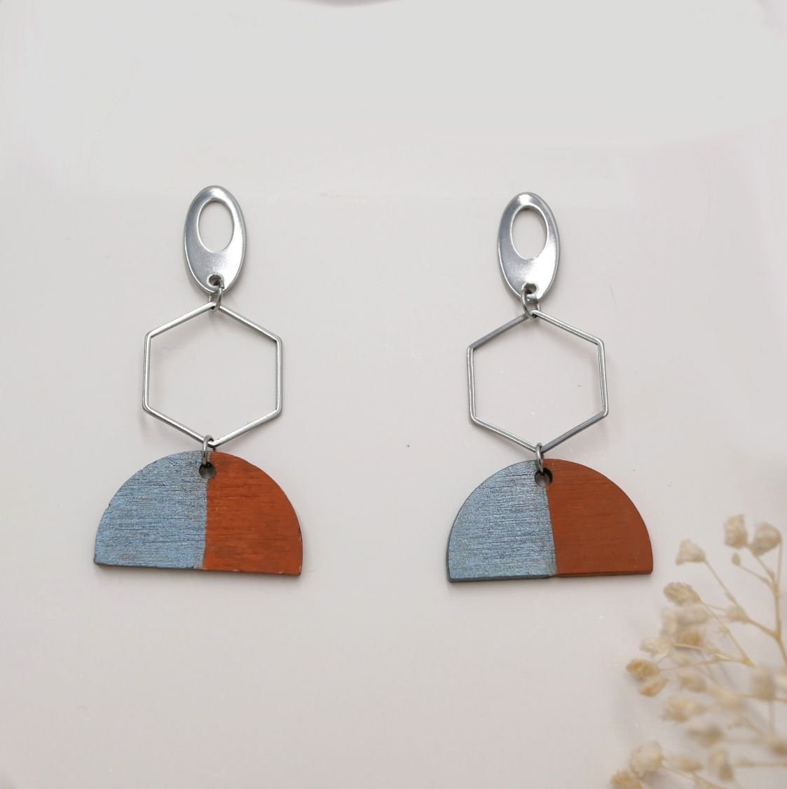 Grijze en bruine geometrische hanger oorbellen