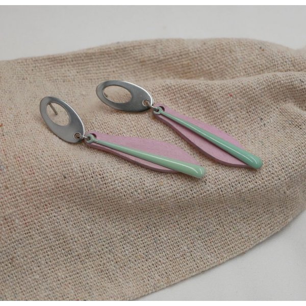 Boucles d'oreilles pendantes longueus en bois rose et vert pastel