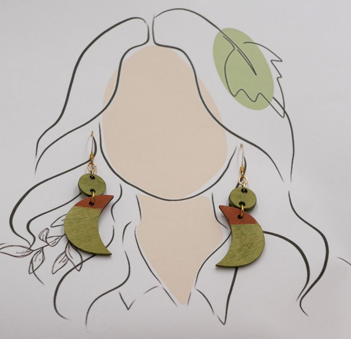 Houten maanhanger oorbellen in groen metallic en bruin
