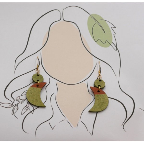 Houten maanhanger oorbellen in groen metallic en bruin