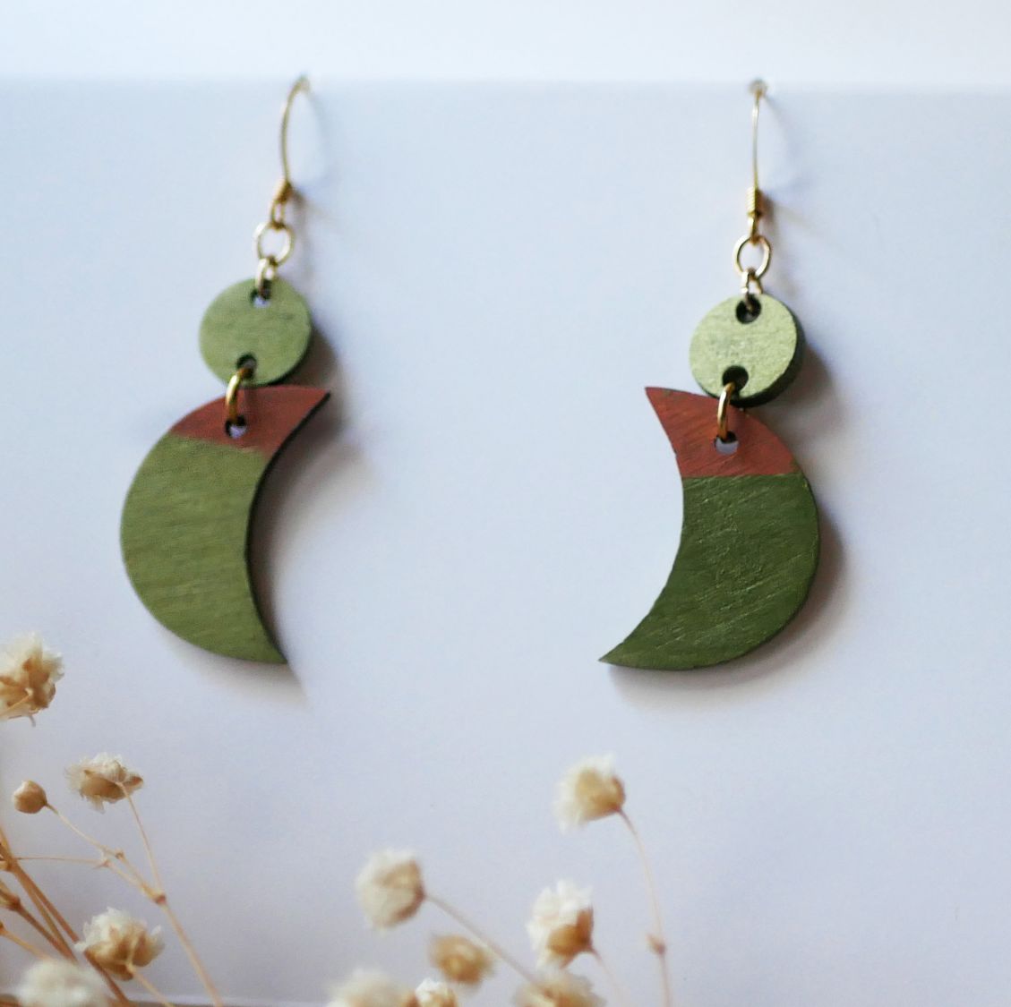 Houten maanhanger oorbellen in groen metallic en bruin