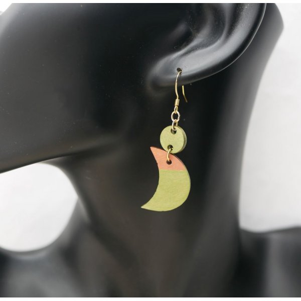 Houten maanhanger oorbellen in groen metallic en bruin