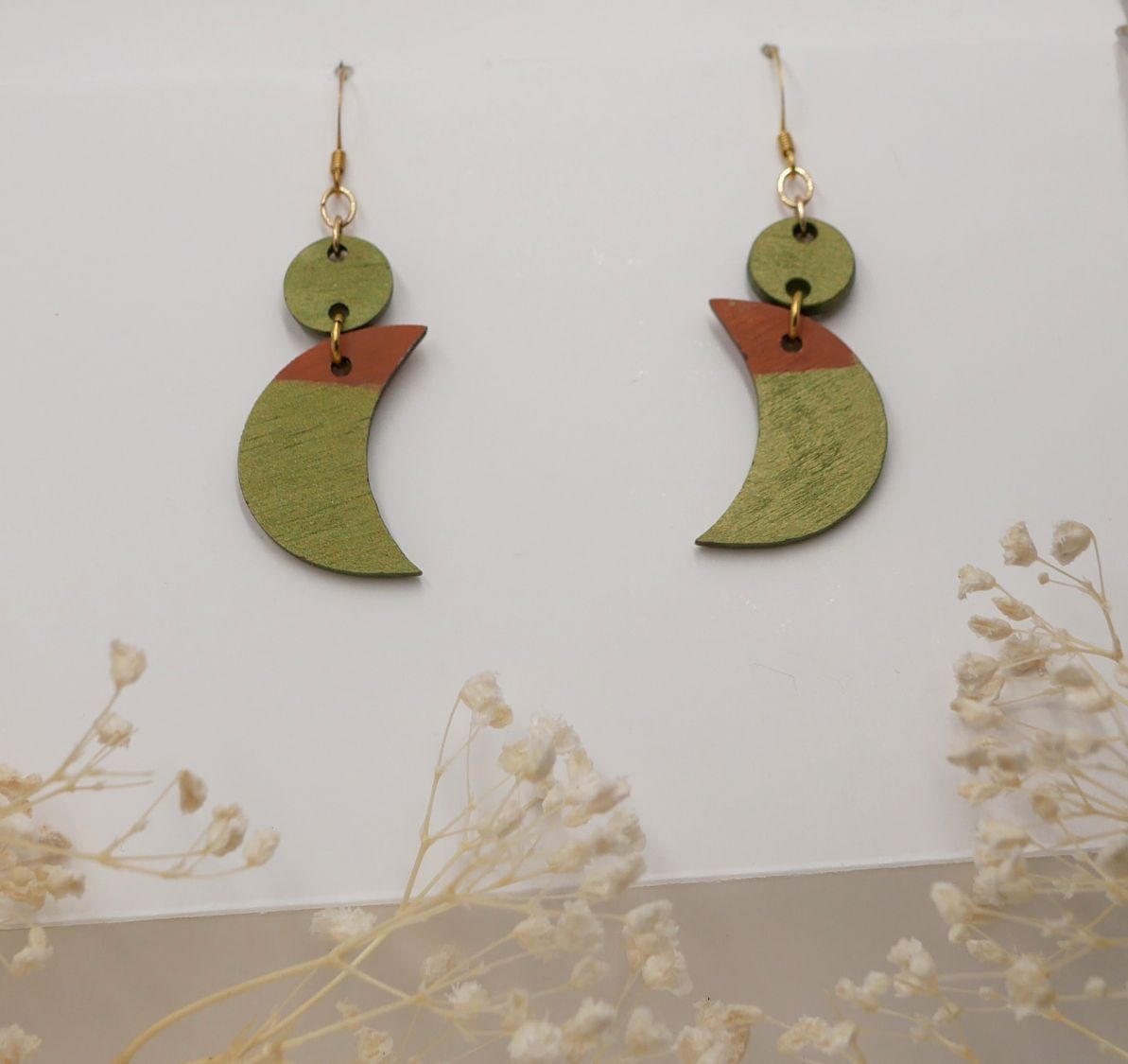 Houten maanhanger oorbellen in groen metallic en bruin