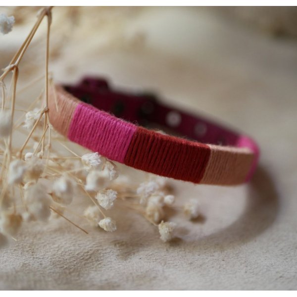 Bracelet en cuir fuchsia style boh&egrave;me tiss&eacute; de fils de coton tons p&ecirc;ches et roses