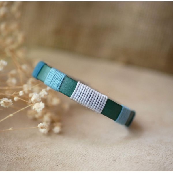 Bracelet en cuir vert tiss&eacute; de fils bleu et argent