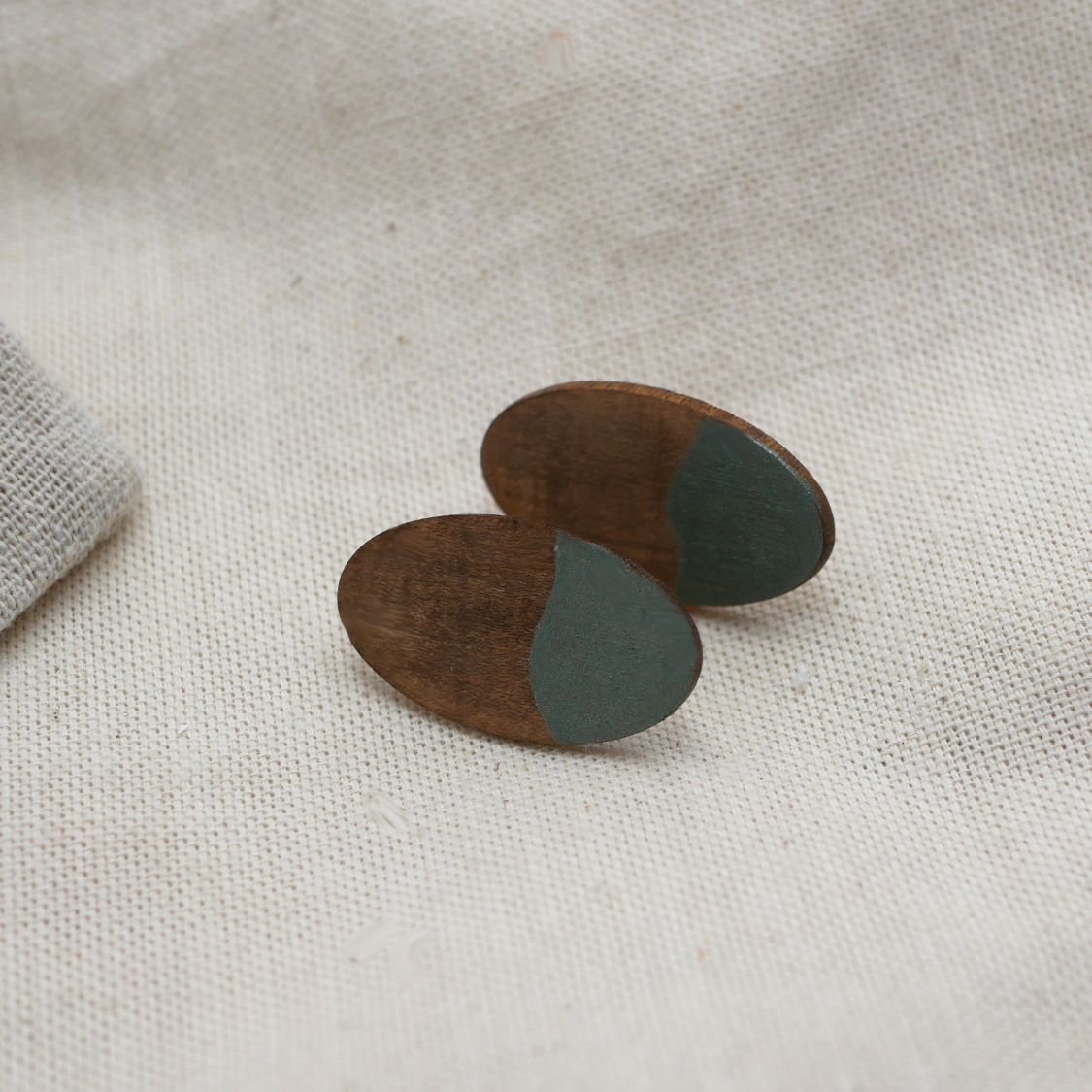 Grote ovale oorbellen in walnoothout en grijs metallic
