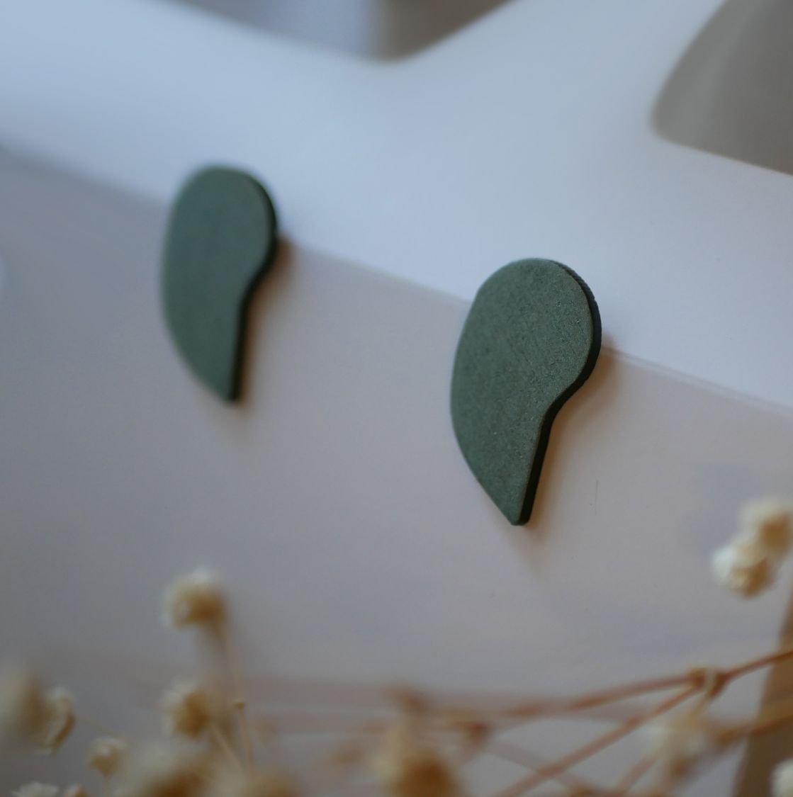 Metallic grijs-groen hout grafische oorbellen