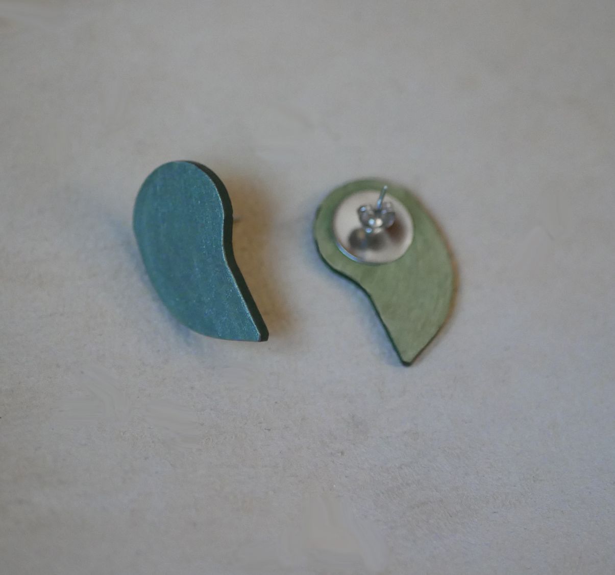 Metallic grijs-groen hout grafische oorbellen