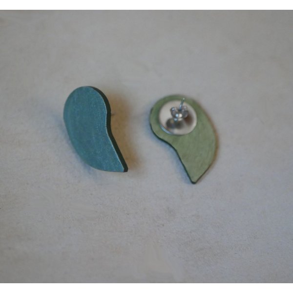 Metallic grijs-groen hout grafische oorbellen