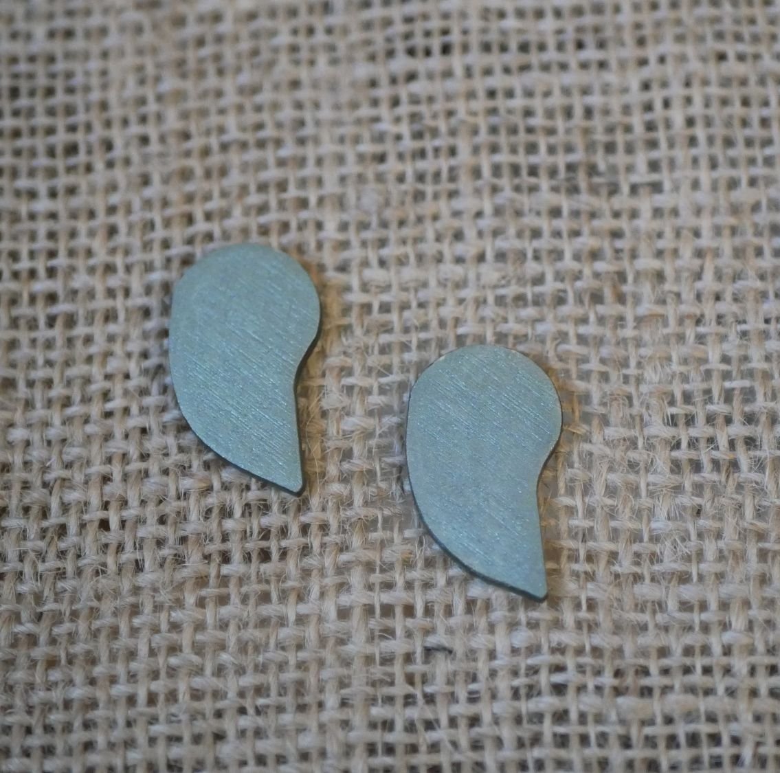 Metallic grijs-groen hout grafische oorbellen