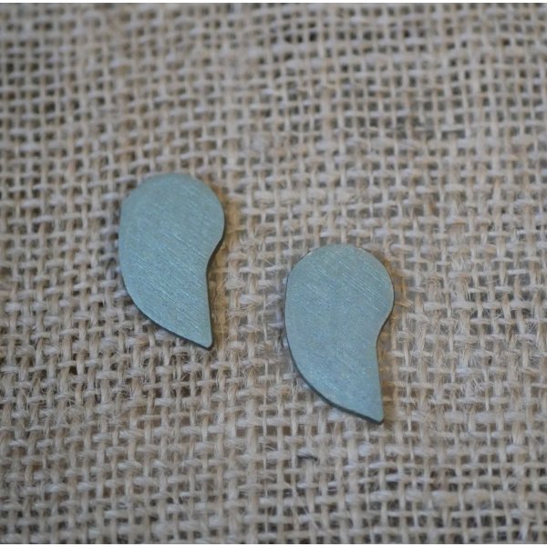 Metallic grijs-groen hout grafische oorbellen