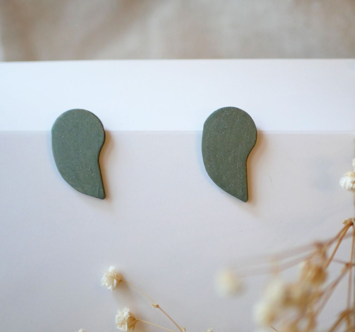 Metallic grijs-groen hout grafische oorbellen